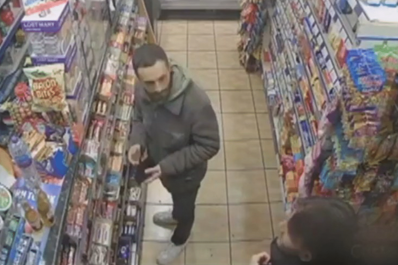 Filho reencontra pai desaparecido após 20 anos durante compra em mercado de Londres