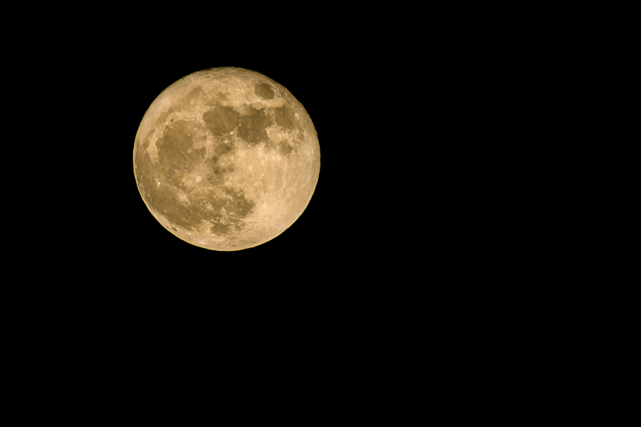 Segunda superlua do ano ilumina o céu nesta quarta