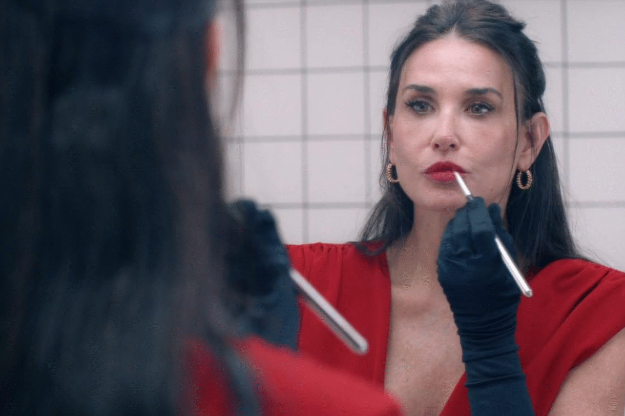 “A Substância”: a distopia que expõe a obsessão pelo corpo e o preço da vaidade moderna