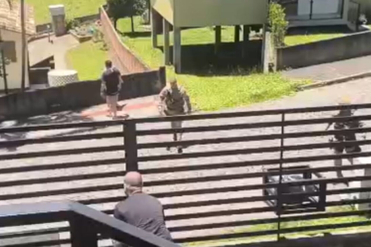 Filho mata a mãe e a irmã e morre em confronto com a PM em SC 4 Testemunhas informaram que uma criança, filho da irmã do autor, estava na casa no início da ocorrência, mas conseguiu correr para a residência de vizinhos, escapando do ataque