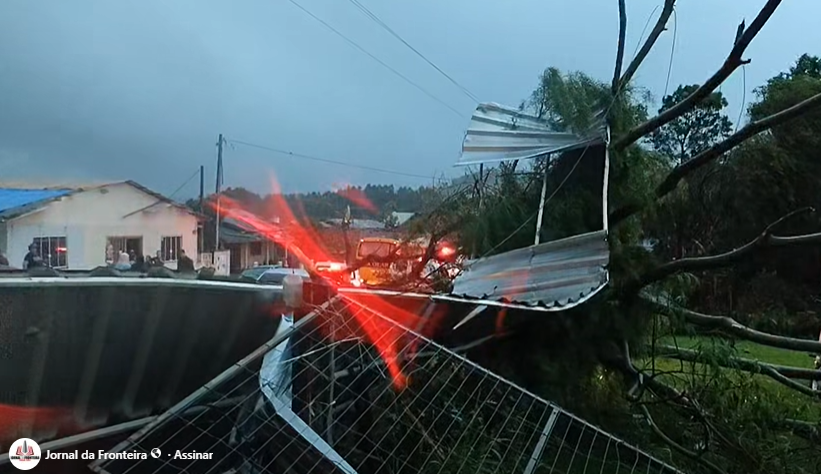 Temporal destrói casas, ginásio de esportes e causa destruição em Dionísio Cerqueira e região 3 jf temporal dc 1