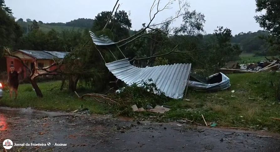 Temporal destrói casas, ginásio de esportes e causa destruição em Dionísio Cerqueira e região 4 jf temporal dc 2