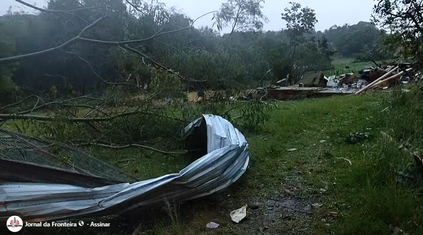 Temporal destrói casas, ginásio de esportes e causa destruição em Dionísio Cerqueira e região 3 jf temporal dc 3