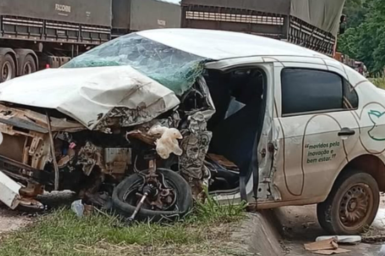 Homens ficam feridos em acidente entre carreta, caminhão e carro na BR 163, em São José do Cedro 6 Um dos homens, de 27 anos, apresentava suspeita de fratura na bacia e hemorragia interna, além de escoriações pelo corpo