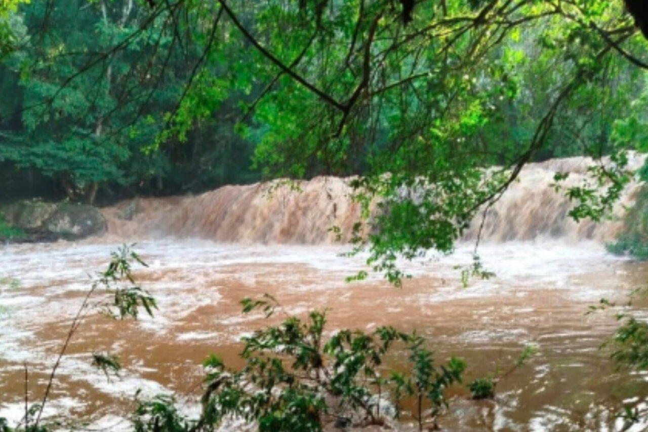 As mulheres e a criança foram levadas por cerca de 200 metros ao serem atingidas por tromba d’água. A ocorrência foi atendida pelo Corpo de Bombeiros na tarde de sábado