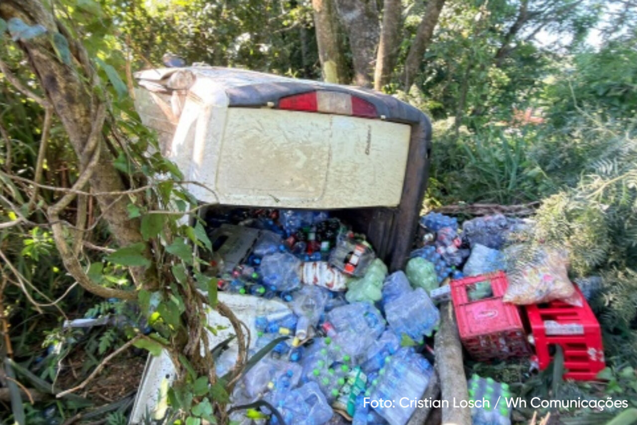 Casal fica ferido em grave acidente na BR-163, em São Miguel do Oeste 3 O casal ocupava uma Fiat Doblô que se envolveu em um grave acidente na manhã desta terça-feira, na Linha Bela Vista das Flores