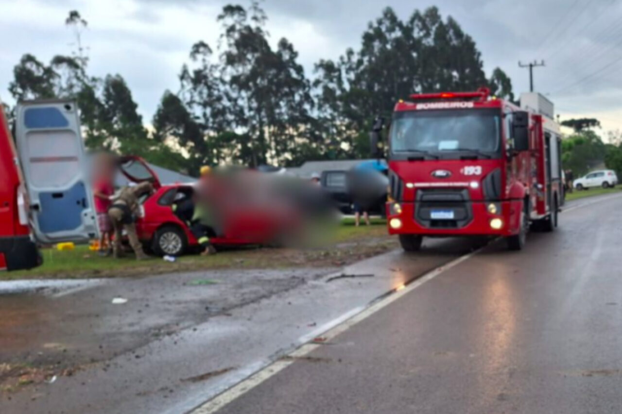Pai, mãe e bebê morrem em acidente na SC-477 3 Acidente ocorreu na tarde de sábado, em Itaiópolis. Pai, mãe e bebê ocupavam um VW Gol que colidiu com uma VW Amarok