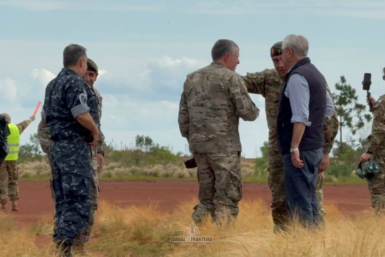 Comando das Forças Armadas Argentina está no Exército de Bernardo de Irigoyen em tratativas de operação na fronteira 4 Objetivo da visita do comando é tratar das medidas de reforço na fronteira após alertas sobre movimentação de faccionados vindos do Rio de Janeiro