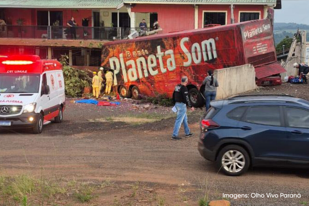 Uma pessoa morreu e quatro ficaram feridas em acidente com ônibus de banda e veículo na BR-158 6 O acidente ocorreu na madrugada deste domingo e deixou uma pessoa morta e vários feridos. A banda havia feito apresentação em Pato Branco