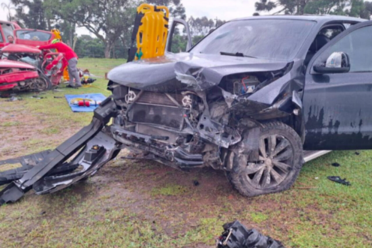 Pai, mãe e bebê morrem em acidente na SC-477 5 Acidente ocorreu na tarde de sábado, em Itaiópolis. Pai, mãe e bebê ocupavam um VW Gol que colidiu com uma VW Amarok