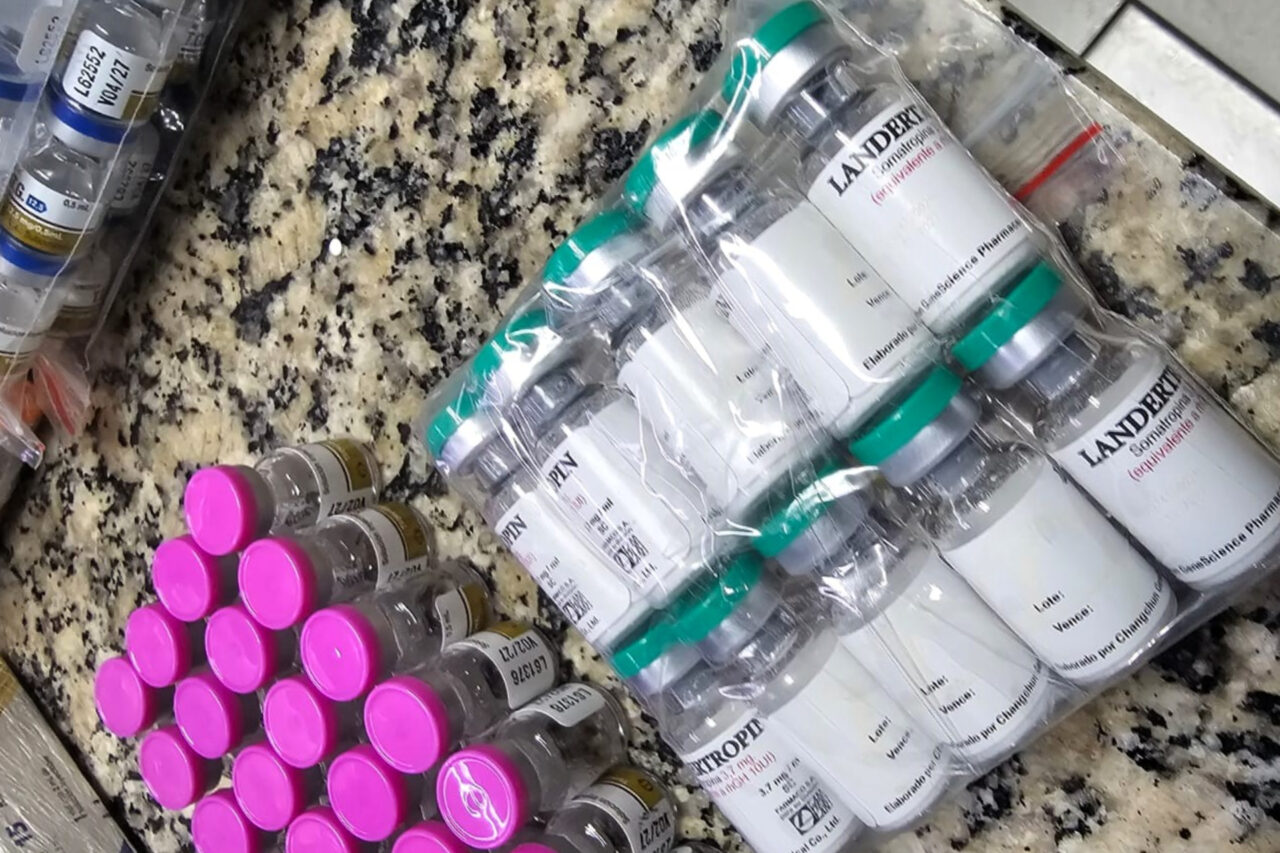 Agentes da PRF encontraram anabolizantes, hormônios, seringas e outros produtos de uso restrito; motorista disse que venderia a carga em Joinville