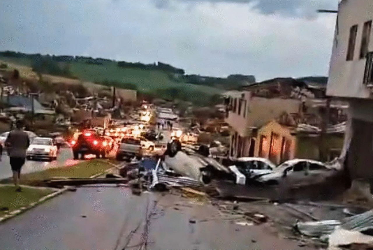Tornado deixa saldo de 5 mortos e 400 feridos no Paraná; 80% da cidade de Rio Bonito foi atingida 10 rio bonito