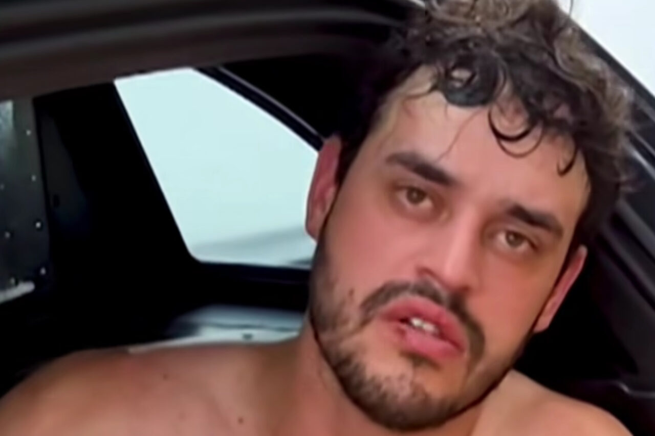 Segundo a Polícia Civil, o filho de 28 anos abandonou e incendiou o corpo da professora aposentada após discussão