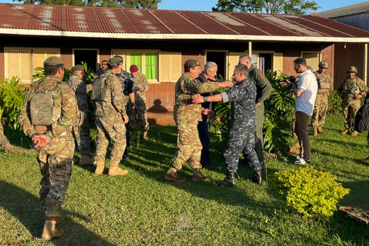 Comando das Forças Armadas Argentina está no Exército de Bernardo de Irigoyen em tratativas de operação na fronteira 5 Objetivo da visita do comando é tratar das medidas de reforço na fronteira após alertas sobre movimentação de faccionados vindos do Rio de Janeiro