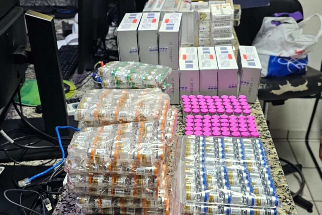 Agentes da PRF encontraram anabolizantes, hormônios, seringas e outros produtos de uso restrito; motorista disse que venderia a carga em Joinville