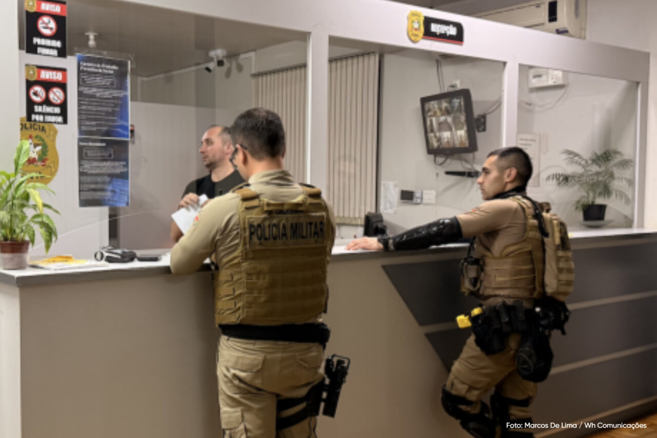 Após ser presa por desacato, mulher ameaça policiais de morte, em São Miguel do Oeste 3 A mulher foi presa após a PM ser acionada para atendimento a uma ocorrência de vias de fato em um bar no Centro