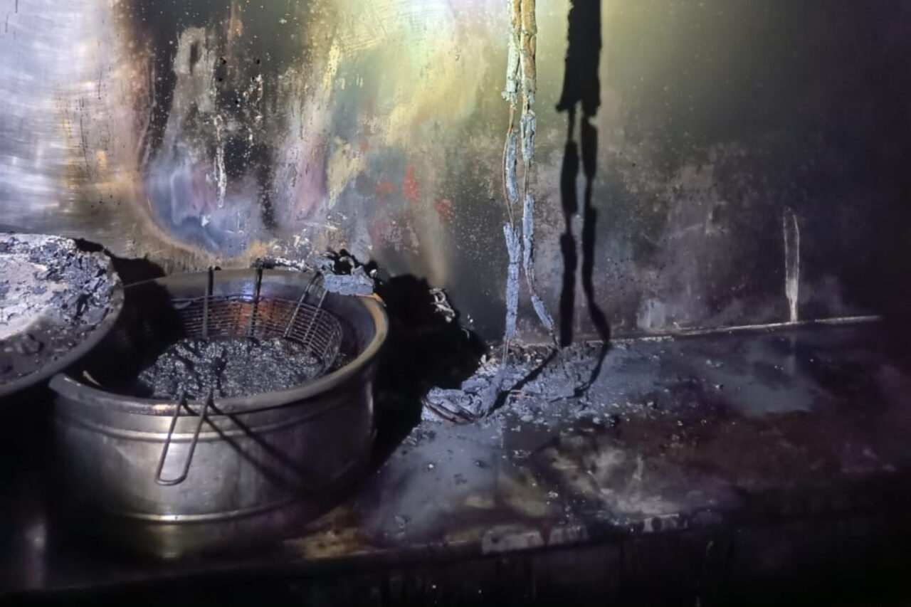 Incêndio em cozinha de restaurante mobiliza bombeiros 3 Incêndio em restaurante ocorreu durante a noite de domingo. Fogo atingiu 40m² do estabelecimento