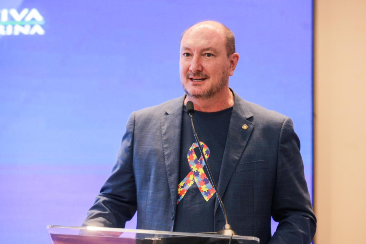 Santa Catarina atinge 42,5 mil emissões da Carteira de Identificação do Autista (CIPTEA). Autor da lei, deputado Mauro De Nadal celebra resultado e destaca avanços em políticas de inclusão.