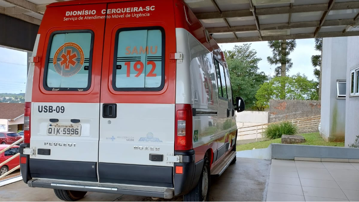 Mulher é socorrida após ser agredida com golpes de facão, em Dionísio Cerqueira 1 897olp