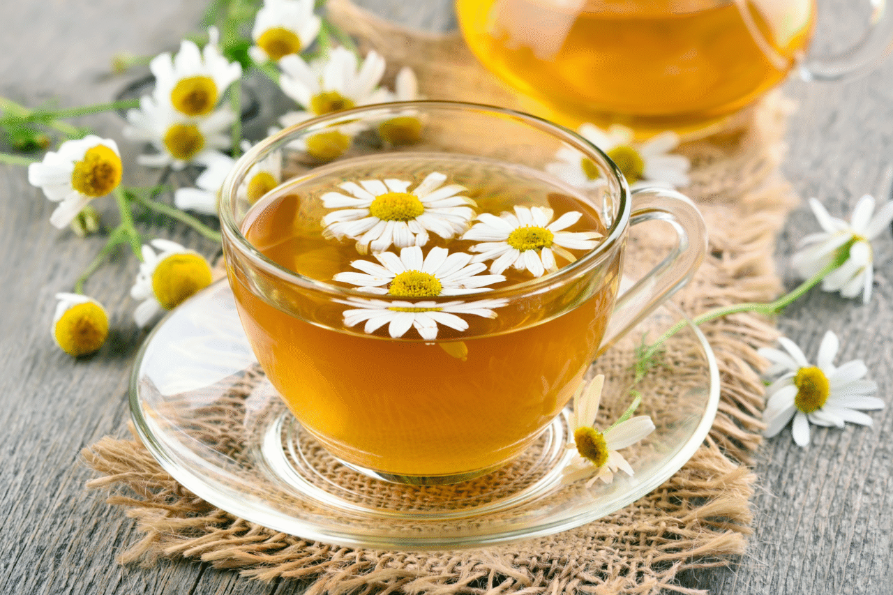 Chá de camomila: os benefícios surpreendentes de uma das infusões mais antigas do mundo