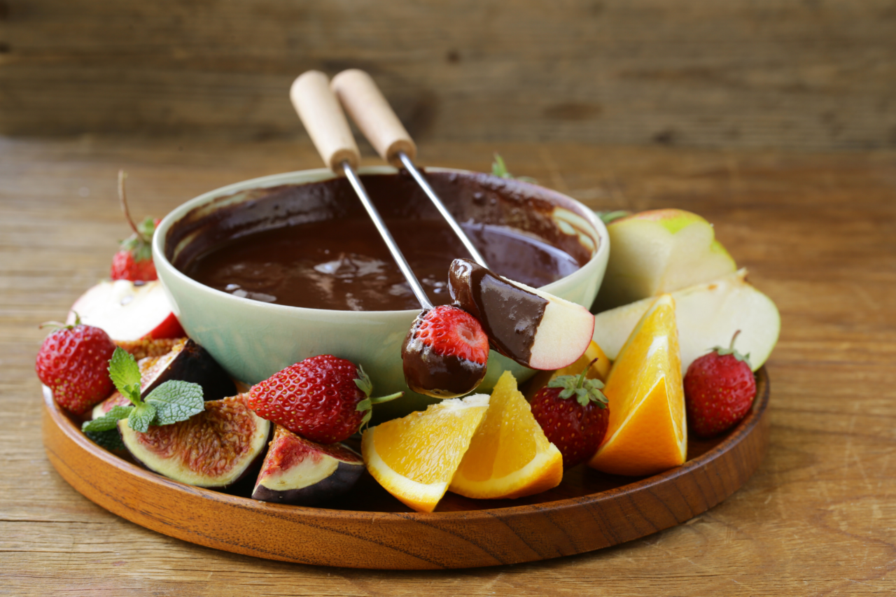 Fondue de chocolate tradicional: uma sobremesa afetiva que transforma qualquer encontro em celebração 1 Heloisa L 55