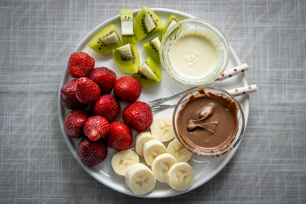 Fondue de chocolate tradicional: uma sobremesa afetiva que transforma qualquer encontro em celebração 3 Fondue de Chocolate Tradicional: uma sobremesa afetiva que transforma qualquer encontro em celebração