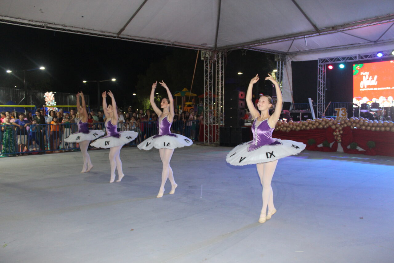 Barracão celebra 73 anos na Praça Clevelândia com acendimento das luzes de Natal 103 IMG 6527