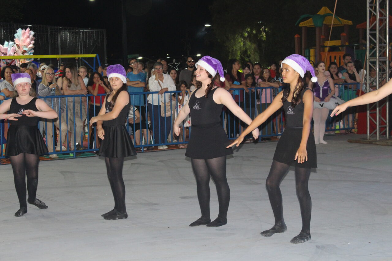 Barracão celebra 73 anos na Praça Clevelândia com acendimento das luzes de Natal 100 IMG 6532