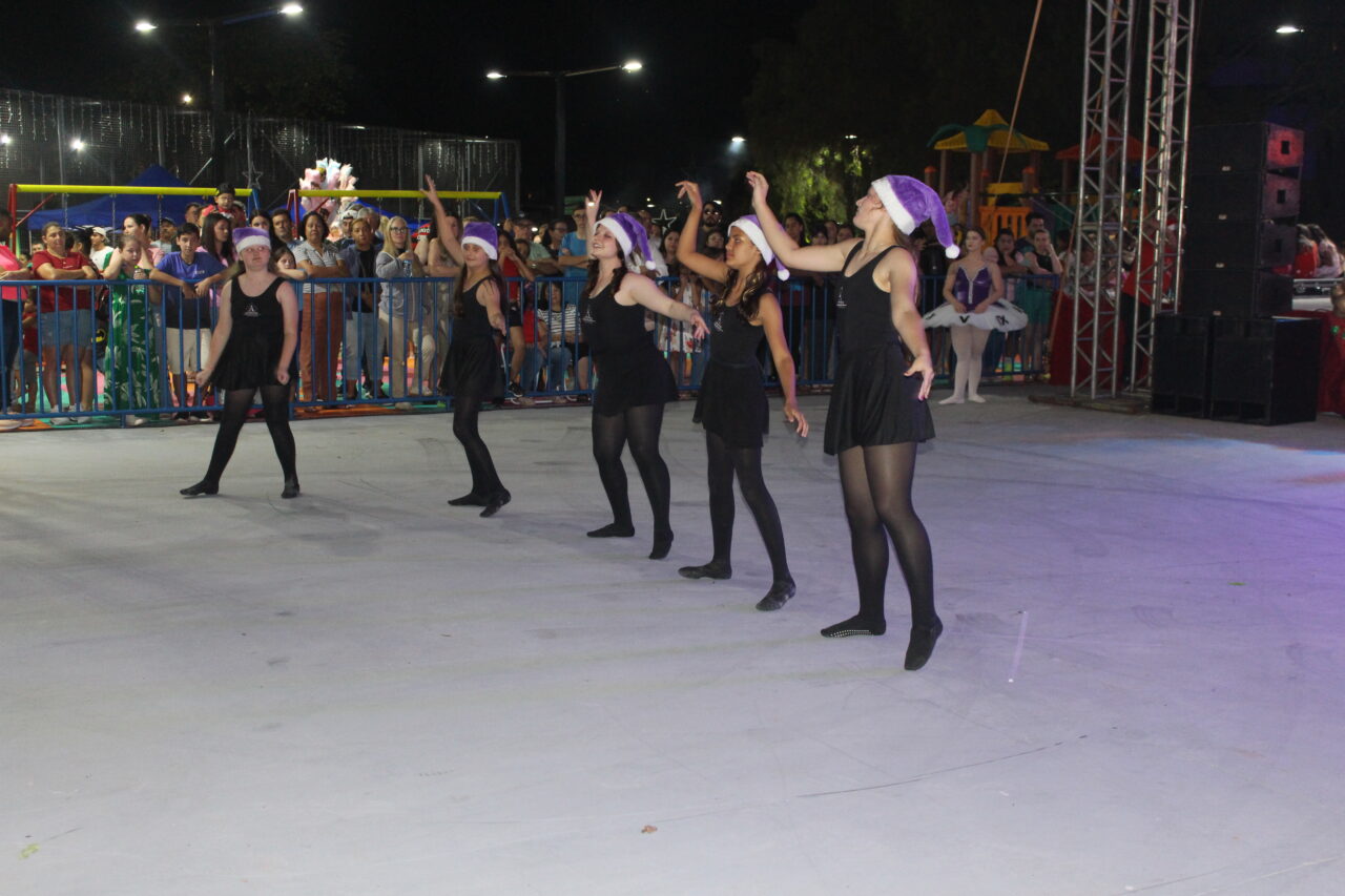 Barracão celebra 73 anos na Praça Clevelândia com acendimento das luzes de Natal 98 IMG 6534