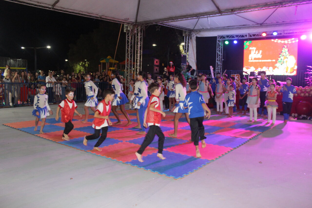 Barracão celebra 73 anos na Praça Clevelândia com acendimento das luzes de Natal 95 IMG 6537