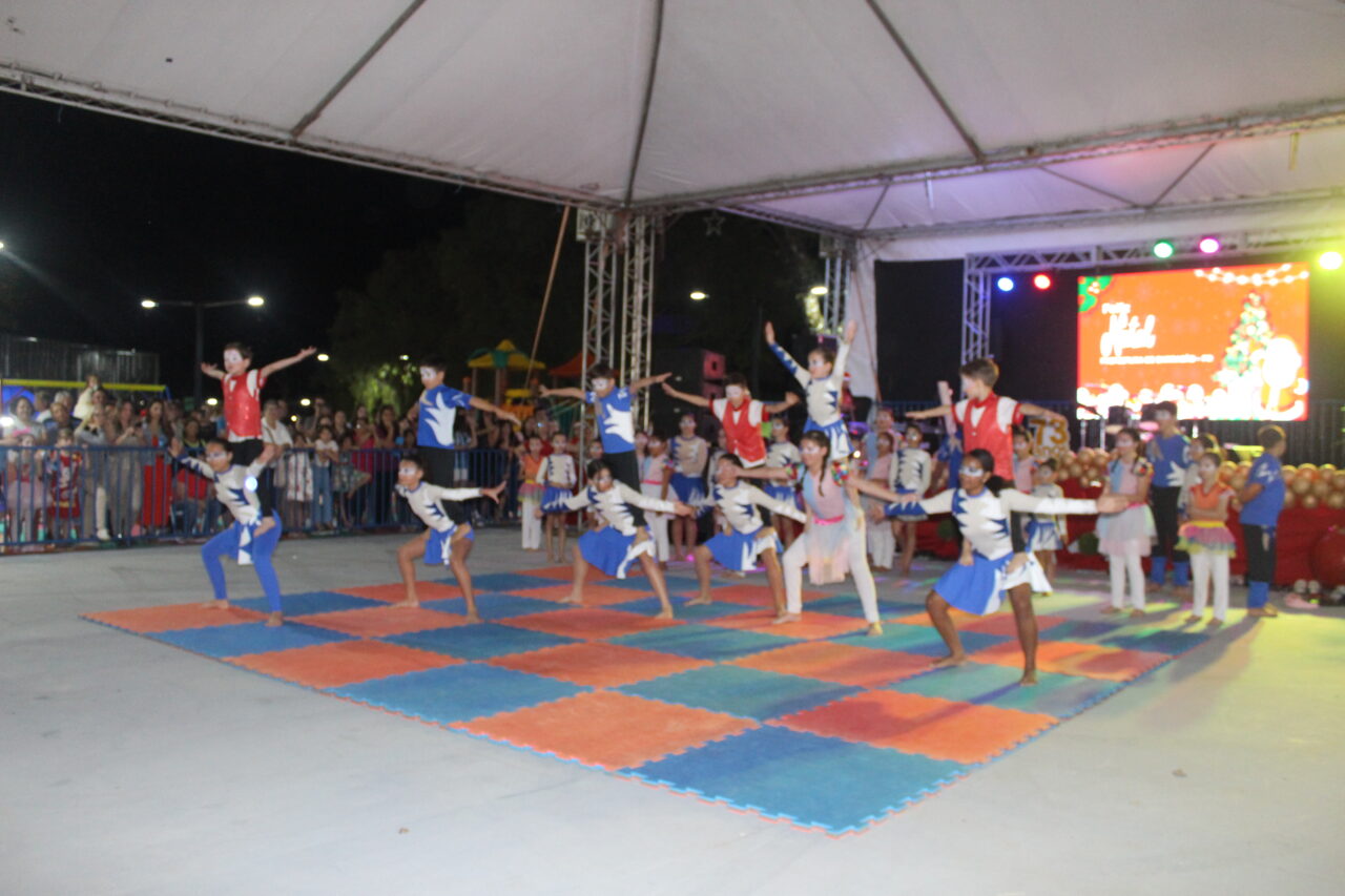 Barracão celebra 73 anos na Praça Clevelândia com acendimento das luzes de Natal 94 IMG 6538
