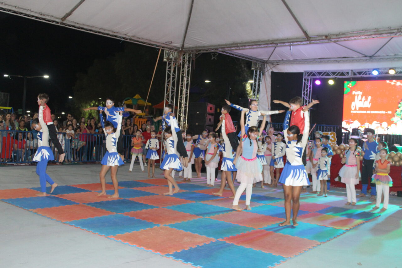 Barracão celebra 73 anos na Praça Clevelândia com acendimento das luzes de Natal 93 IMG 6539