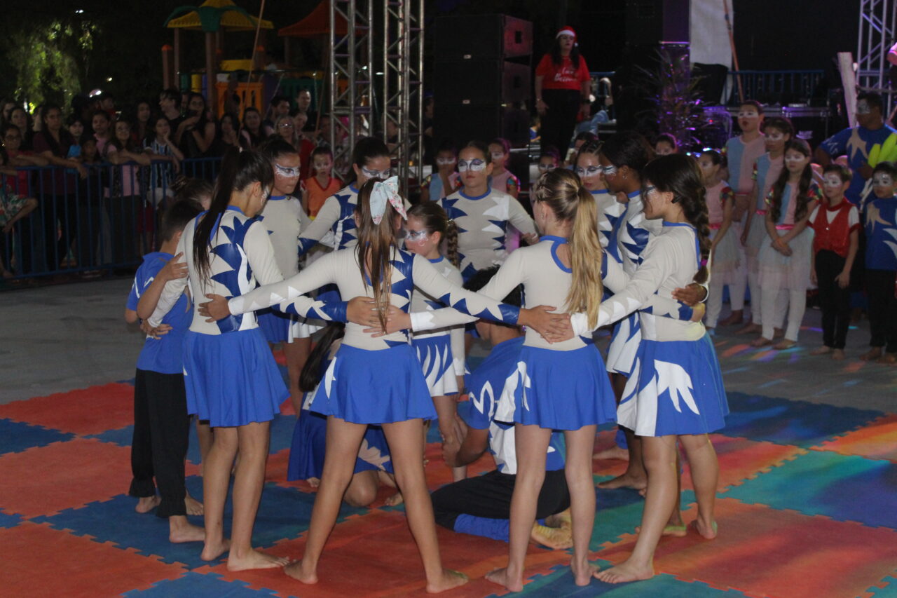 Barracão celebra 73 anos na Praça Clevelândia com acendimento das luzes de Natal 88 IMG 6545