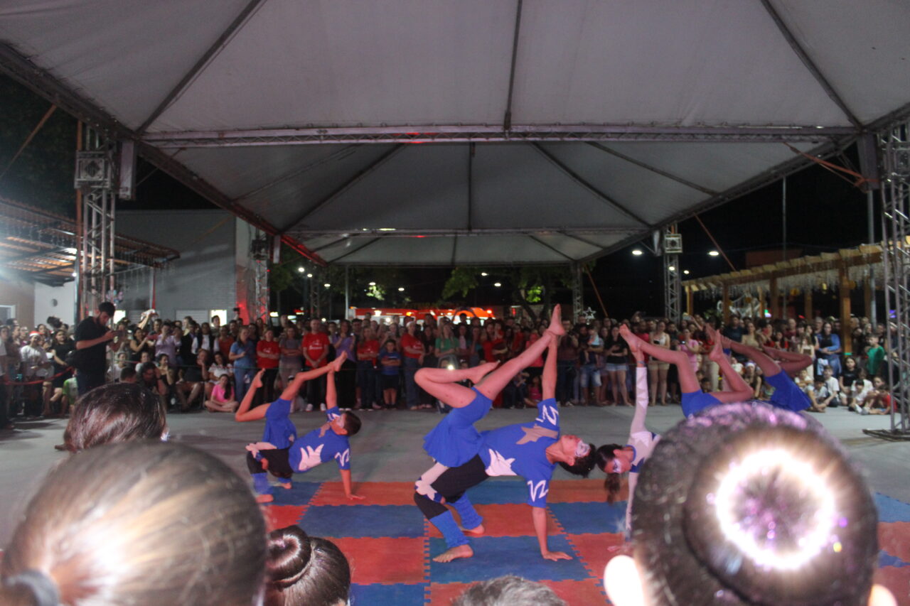 Barracão celebra 73 anos na Praça Clevelândia com acendimento das luzes de Natal 80 IMG 6553
