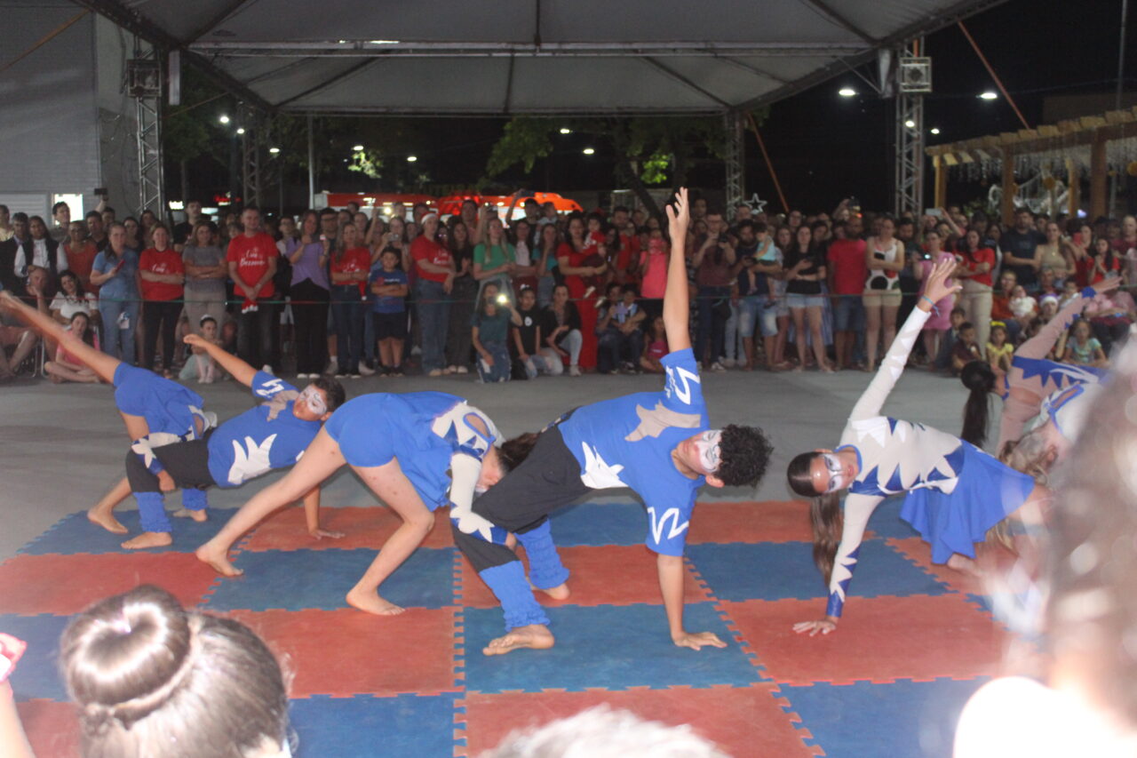 Barracão celebra 73 anos na Praça Clevelândia com acendimento das luzes de Natal 79 IMG 6554