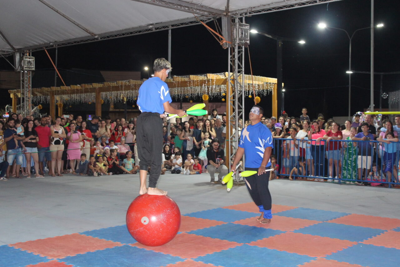 Barracão celebra 73 anos na Praça Clevelândia com acendimento das luzes de Natal 78 IMG 6556