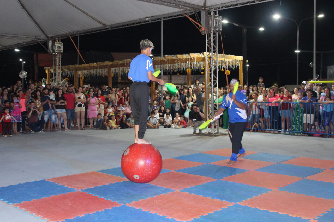 Barracão celebra 73 anos na Praça Clevelândia com acendimento das luzes de Natal 76 IMG 6558