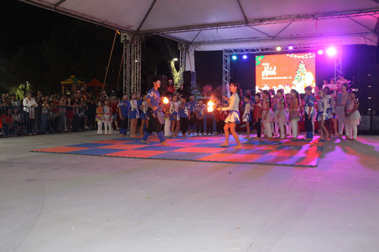 Barracão celebra 73 anos na Praça Clevelândia com acendimento das luzes de Natal 68 IMG 6566