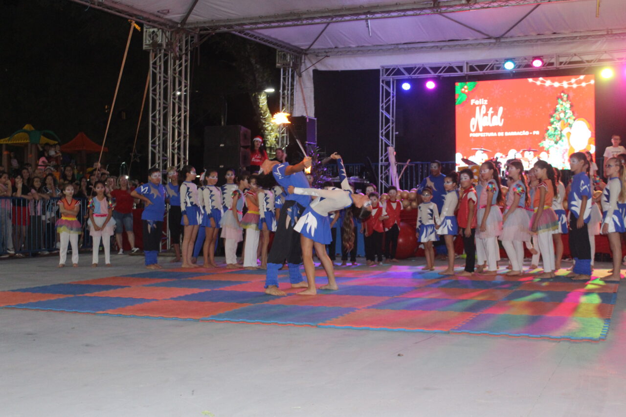Barracão celebra 73 anos na Praça Clevelândia com acendimento das luzes de Natal 66 IMG 6568