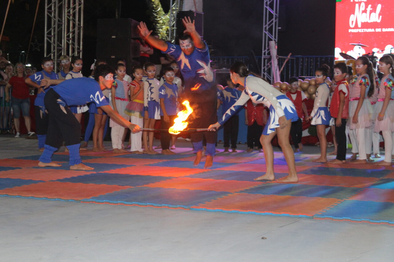 Barracão celebra 73 anos na Praça Clevelândia com acendimento das luzes de Natal 64 IMG 6570