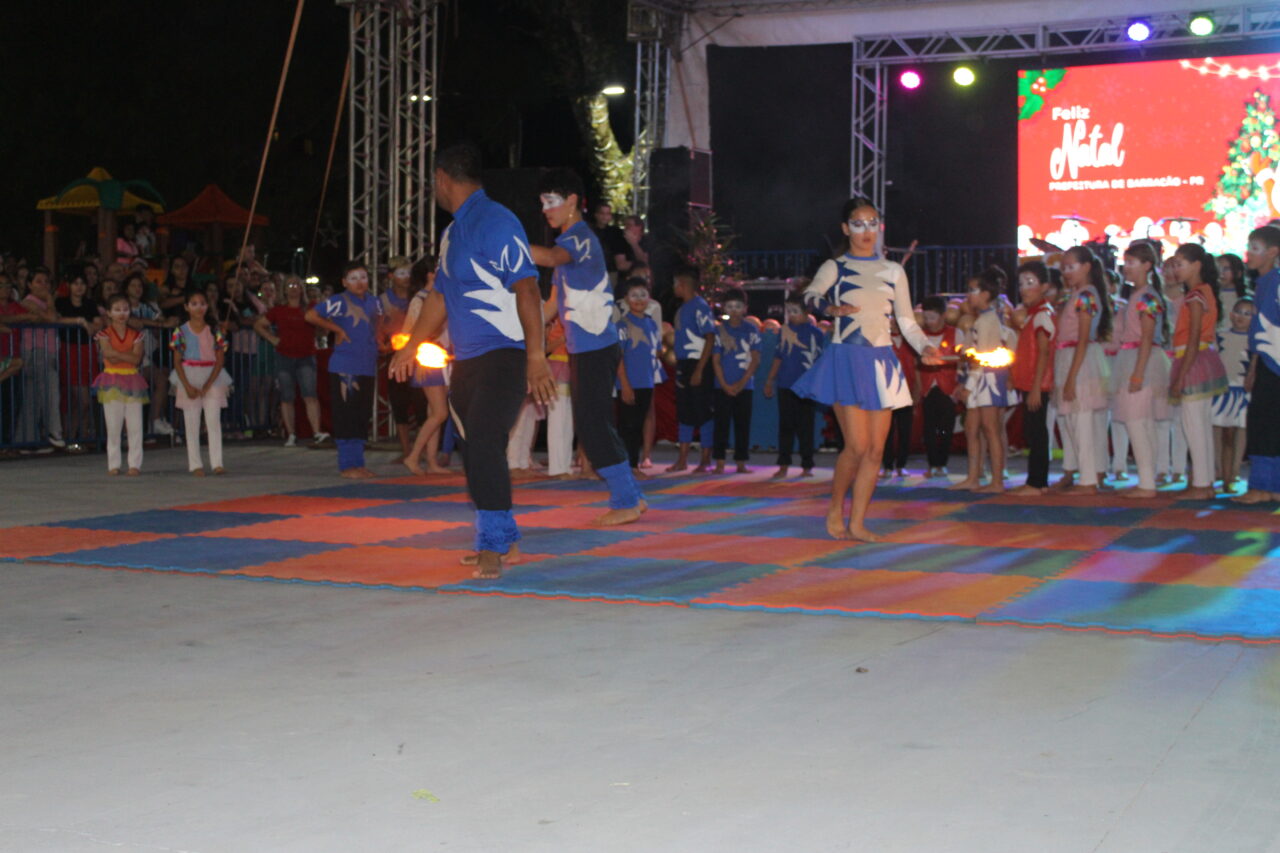 Barracão celebra 73 anos na Praça Clevelândia com acendimento das luzes de Natal 63 IMG 6571