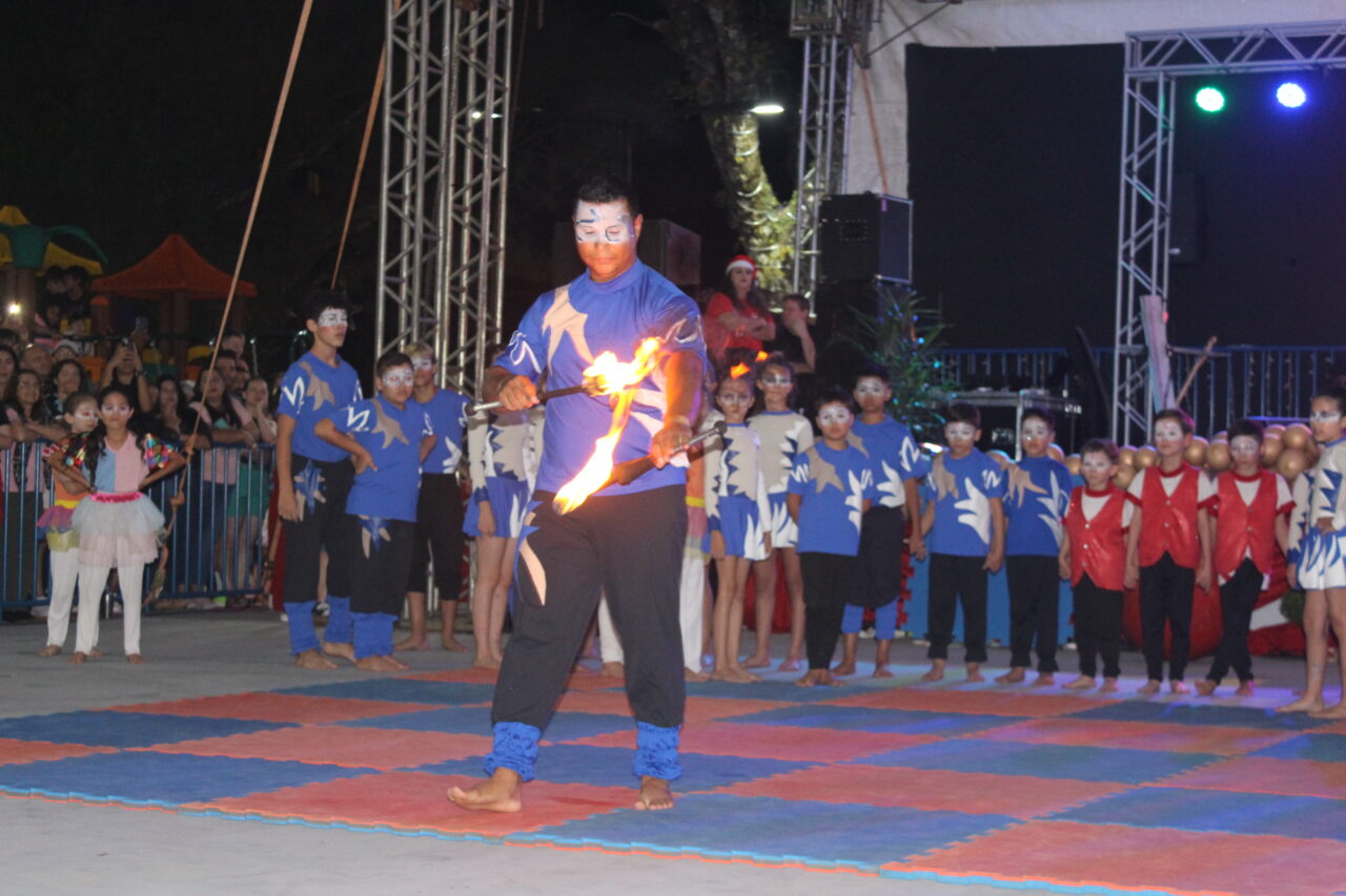 Barracão celebra 73 anos na Praça Clevelândia com acendimento das luzes de Natal 62 IMG 6572