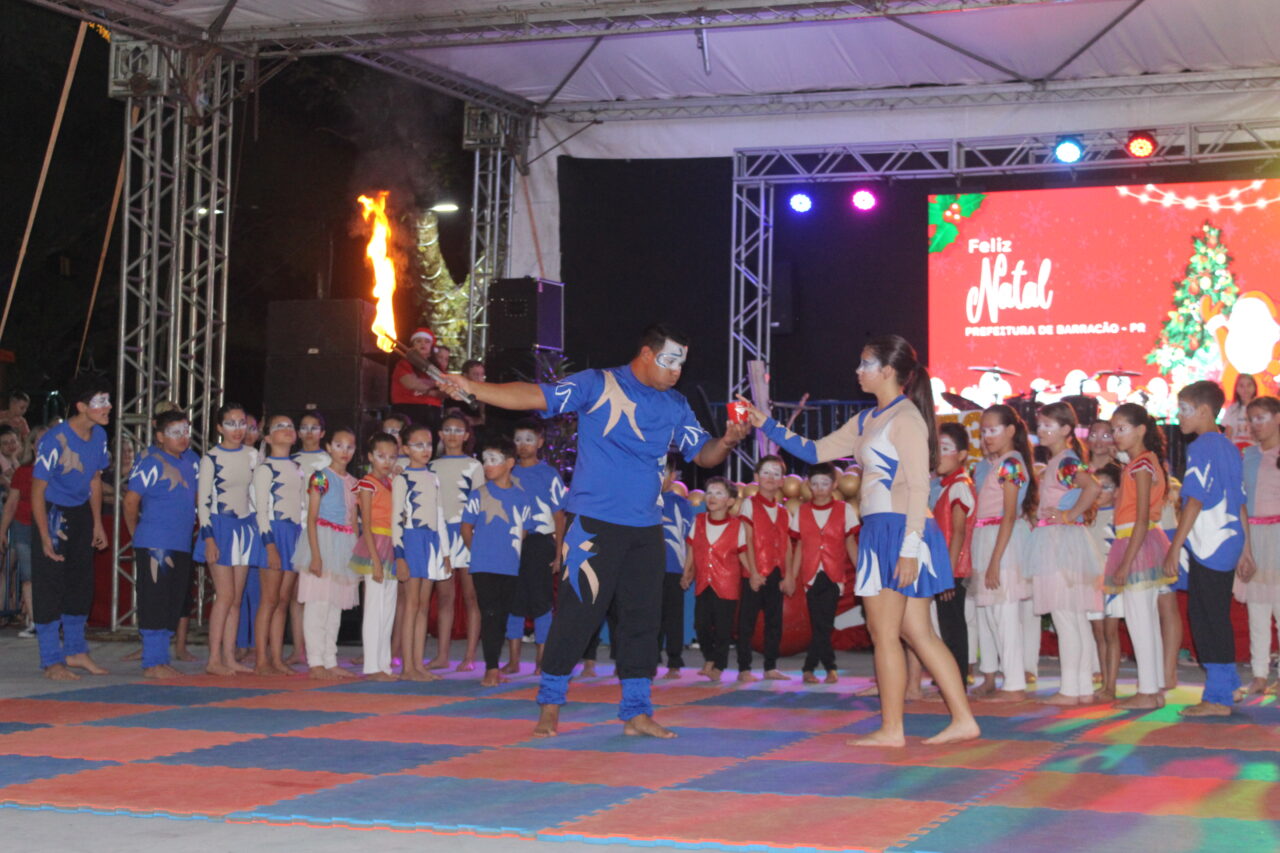 Barracão celebra 73 anos na Praça Clevelândia com acendimento das luzes de Natal 60 IMG 6574