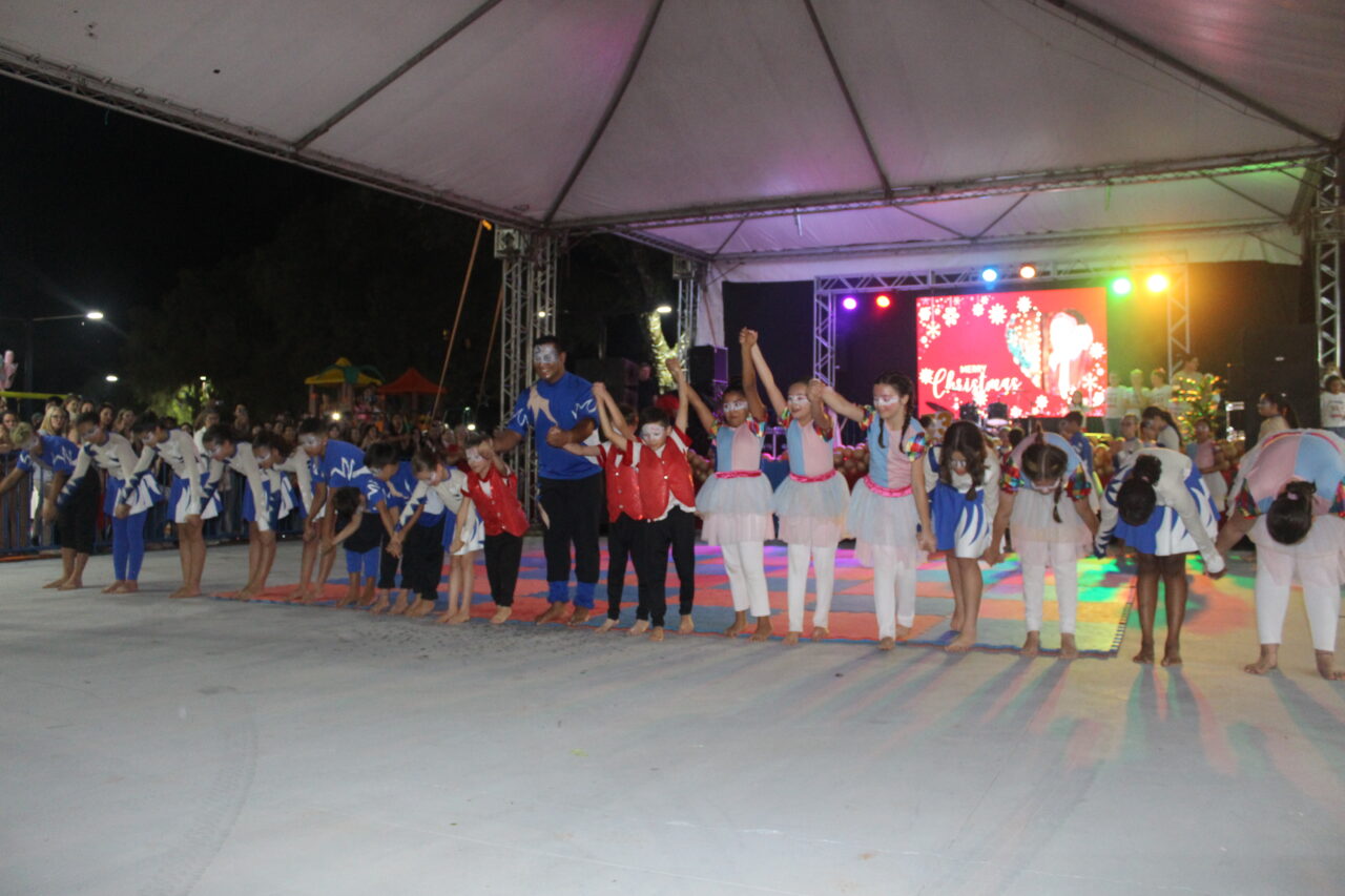 Barracão celebra 73 anos na Praça Clevelândia com acendimento das luzes de Natal 56 IMG 6578