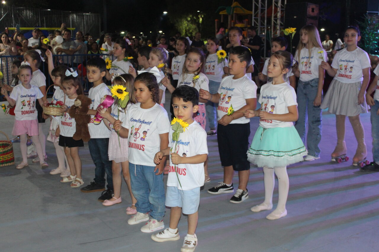 Barracão celebra 73 anos na Praça Clevelândia com acendimento das luzes de Natal 53 IMG 6581