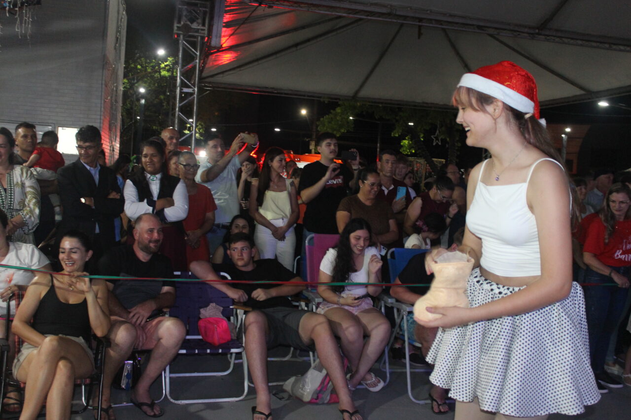 Barracão celebra 73 anos na Praça Clevelândia com acendimento das luzes de Natal 45 IMG 6591