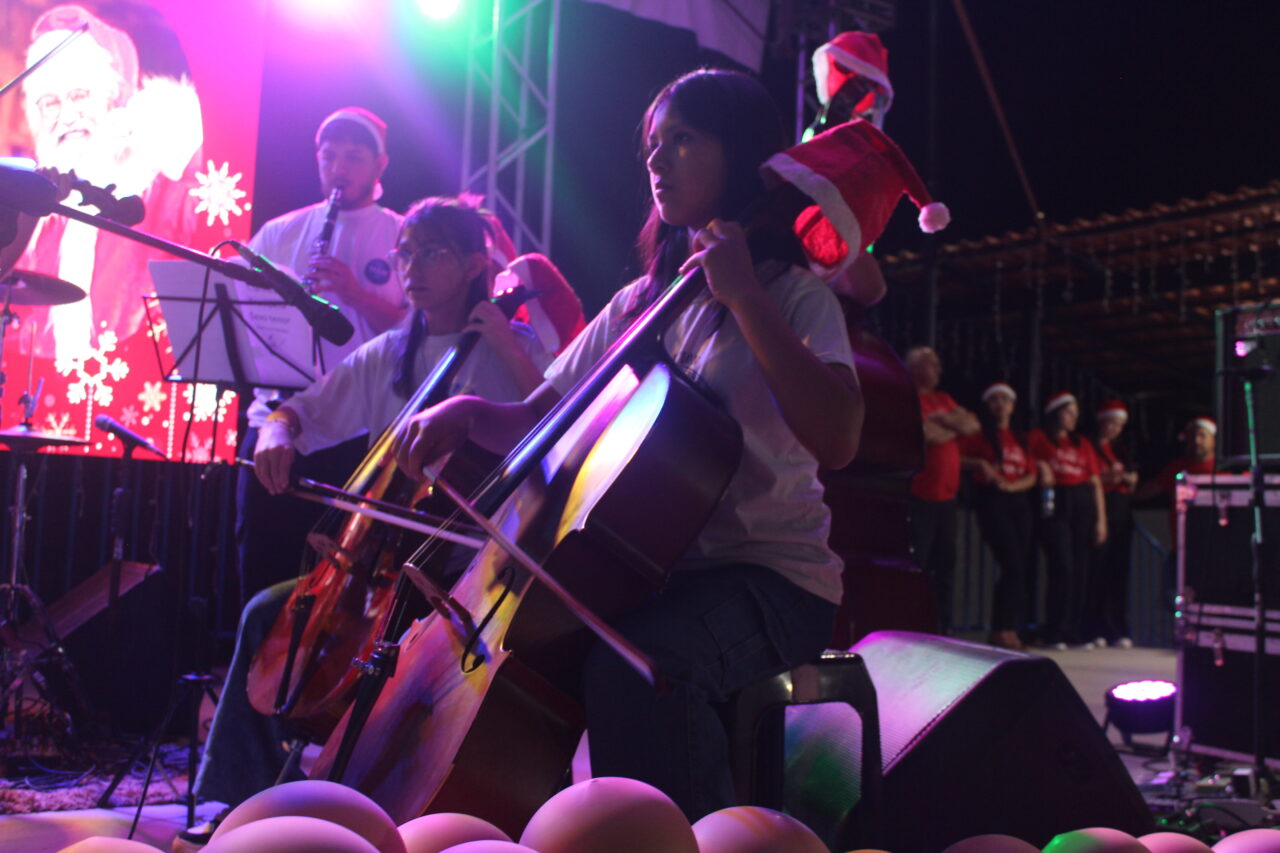 Barracão celebra 73 anos na Praça Clevelândia com acendimento das luzes de Natal 39 IMG 6604