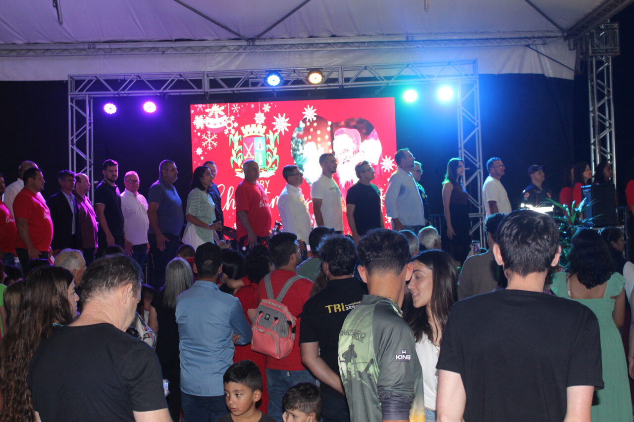 Barracão celebra 73 anos na Praça Clevelândia com acendimento das luzes de Natal 32 IMG 6611