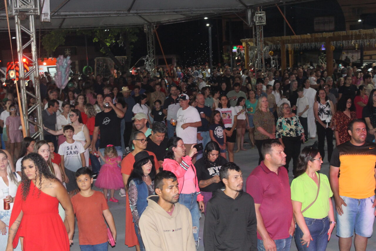 Barracão celebra 73 anos na Praça Clevelândia com acendimento das luzes de Natal 28 IMG 6616
