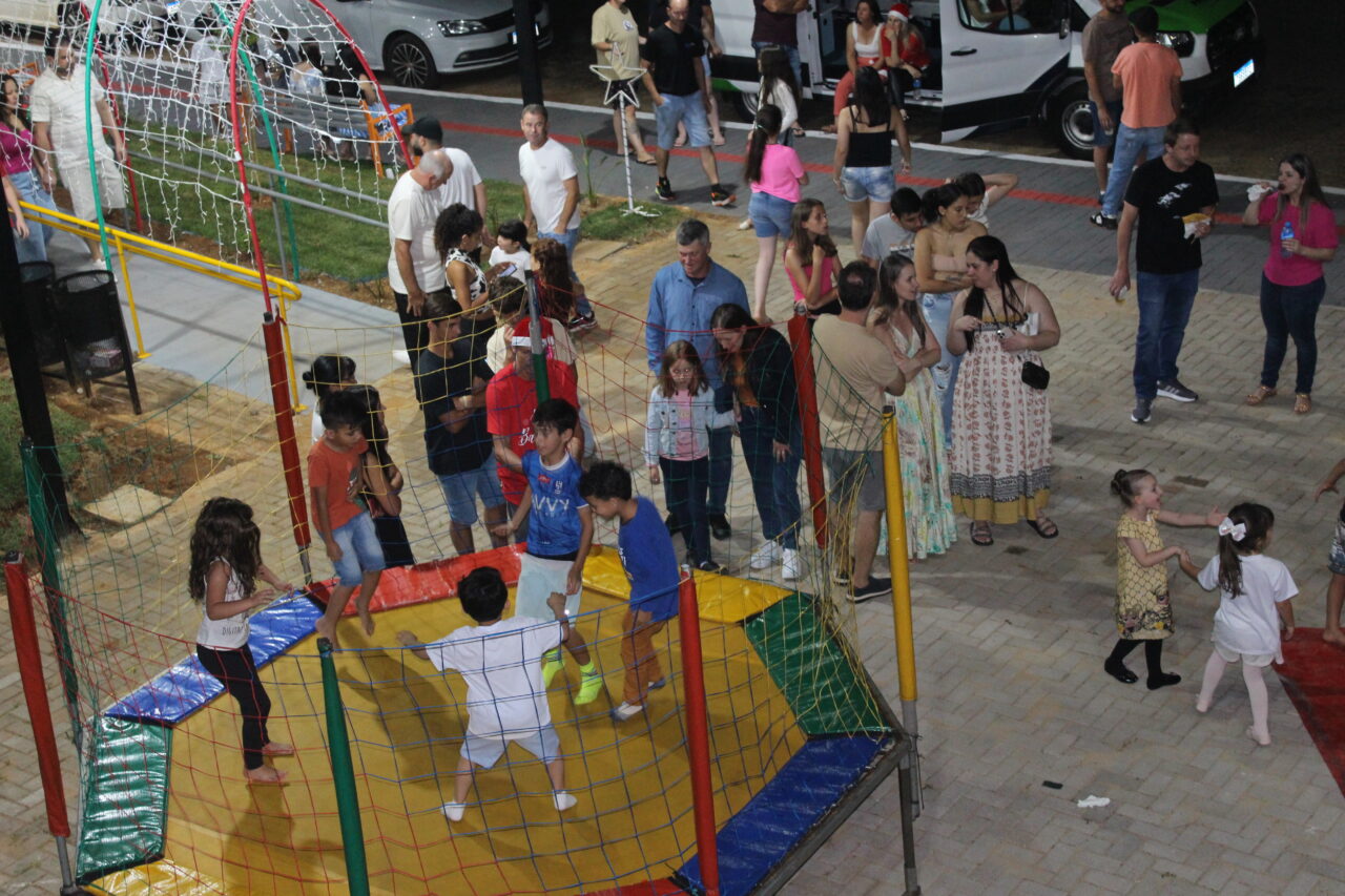 Barracão celebra 73 anos na Praça Clevelândia com acendimento das luzes de Natal 27 IMG 6617